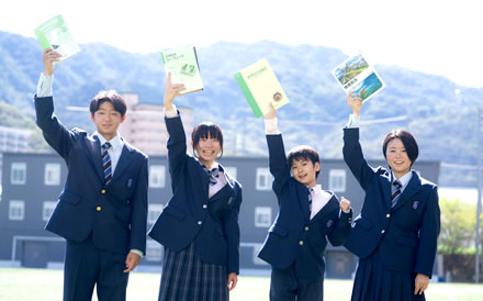 教科書を持つ生徒