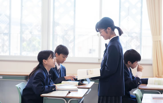 勉強を教えあう生徒たち