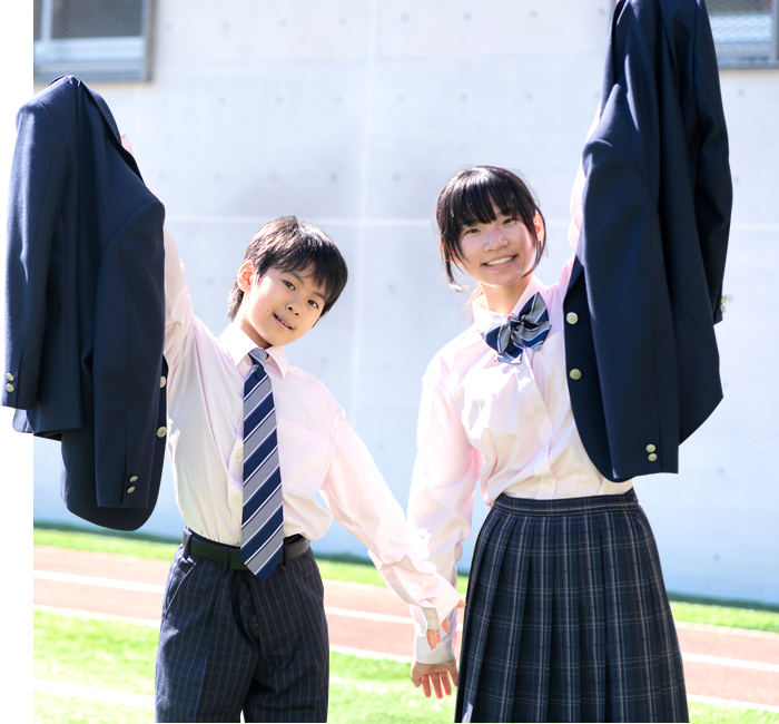 手をつないでいる二人の生徒