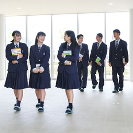 教室移動をしている生徒たち