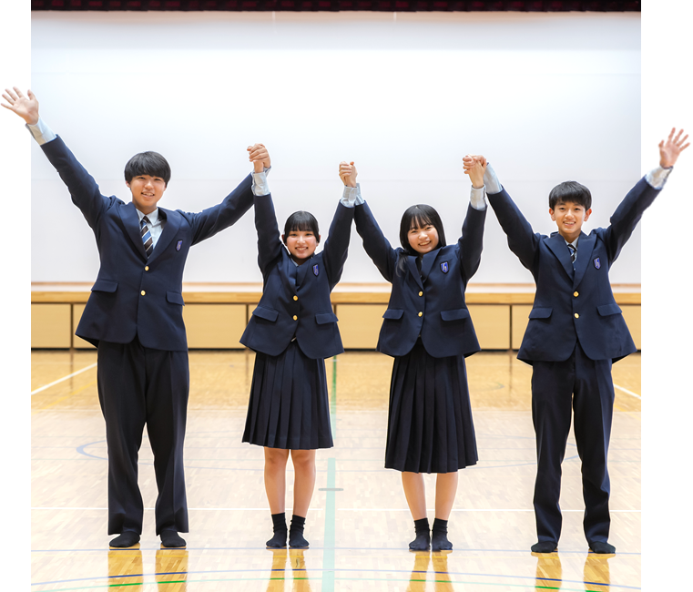 つないだ手を挙げている生徒たち